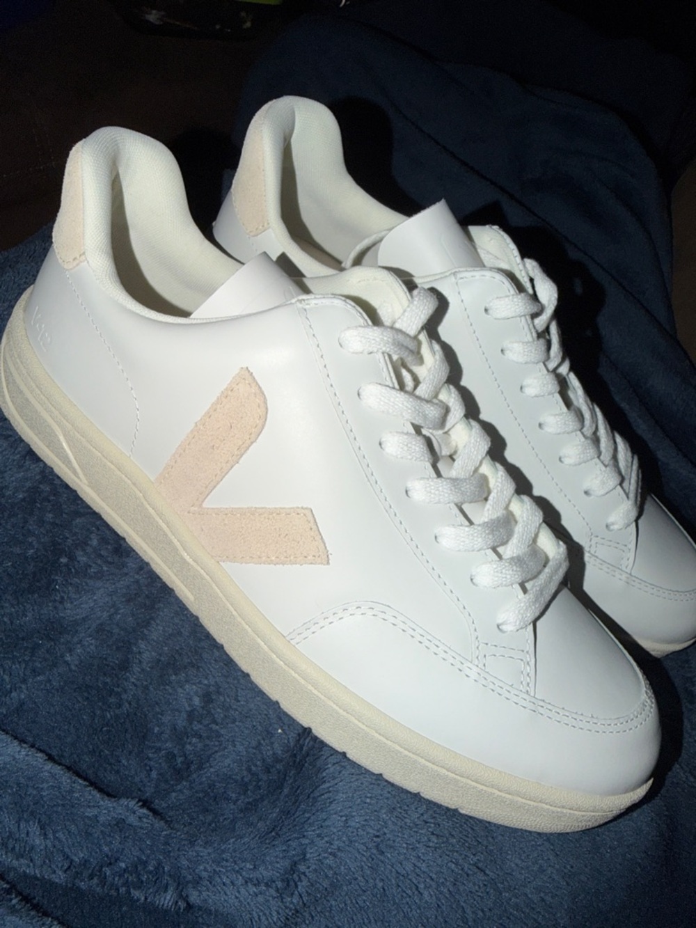 Veja White Sneakers V-12 Leather
sz 41 - Picture 9 of 14